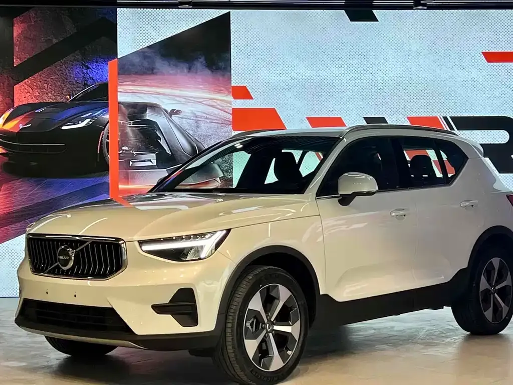 Volvo XC40 — фото 1