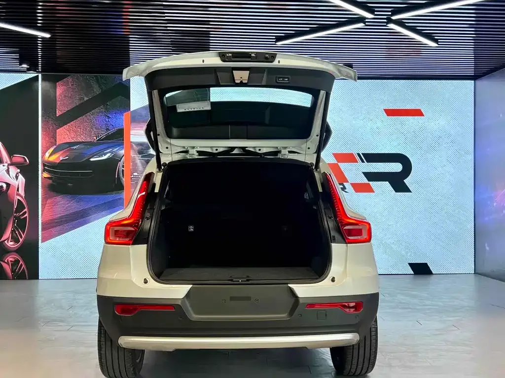 Volvo XC40 — фото 10
