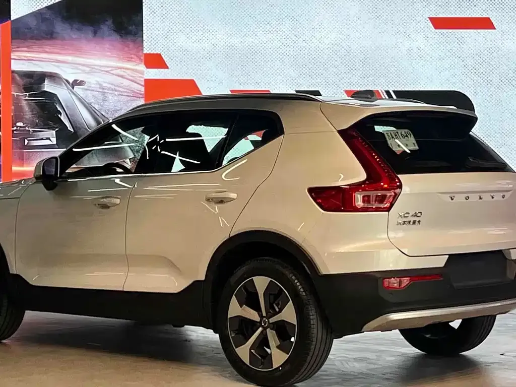 Volvo XC40 — фото 4