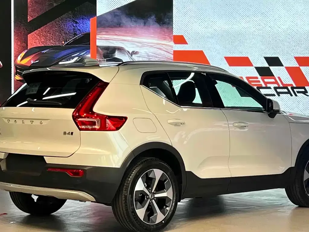 Volvo XC40 — фото 6