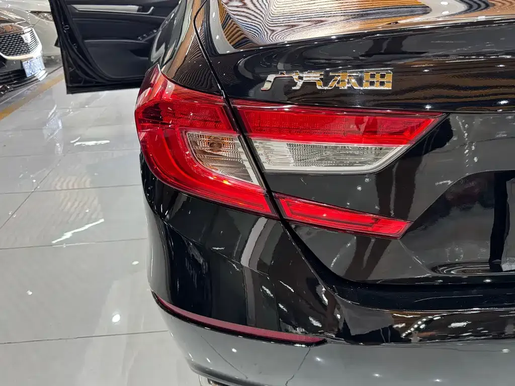 Honda Accord — фото 10