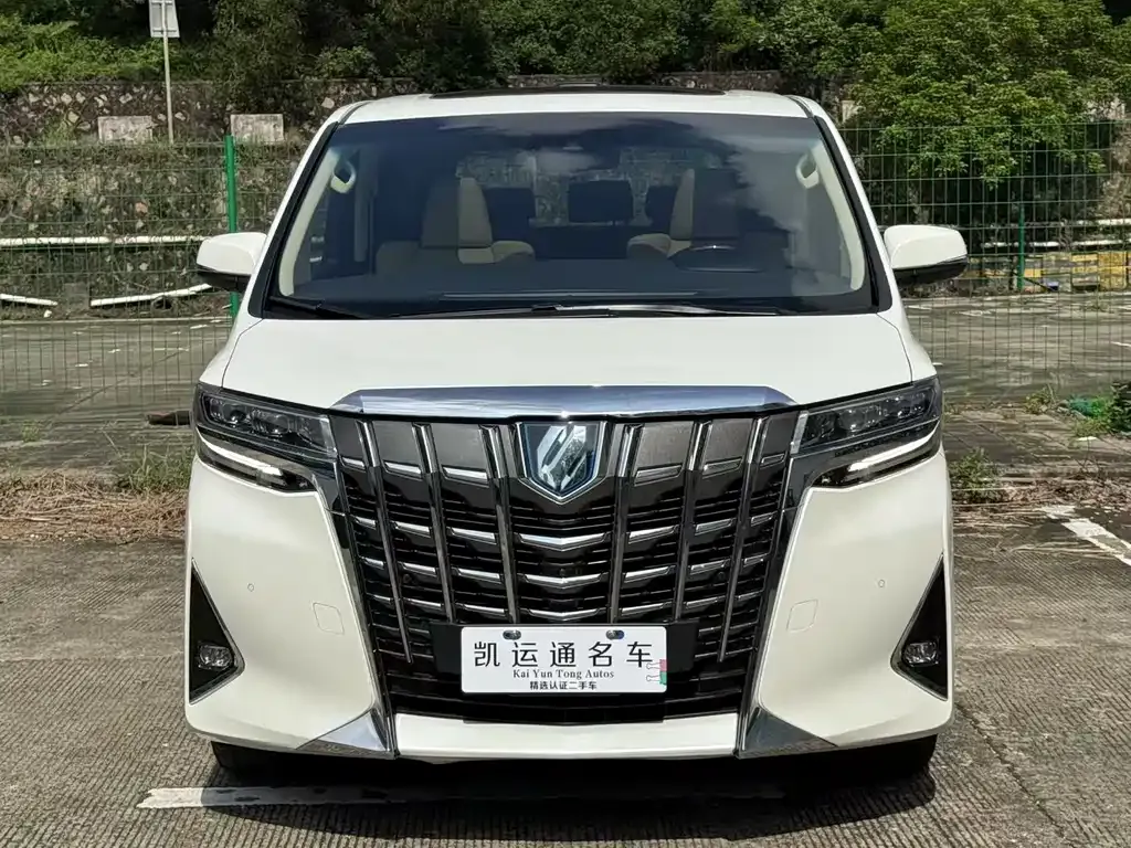 Toyota Alphard — фото 1