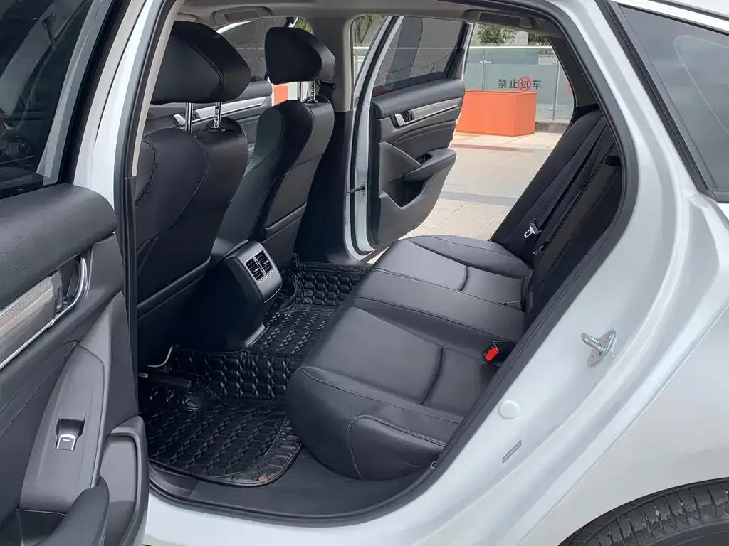 Honda Accord — фото 10