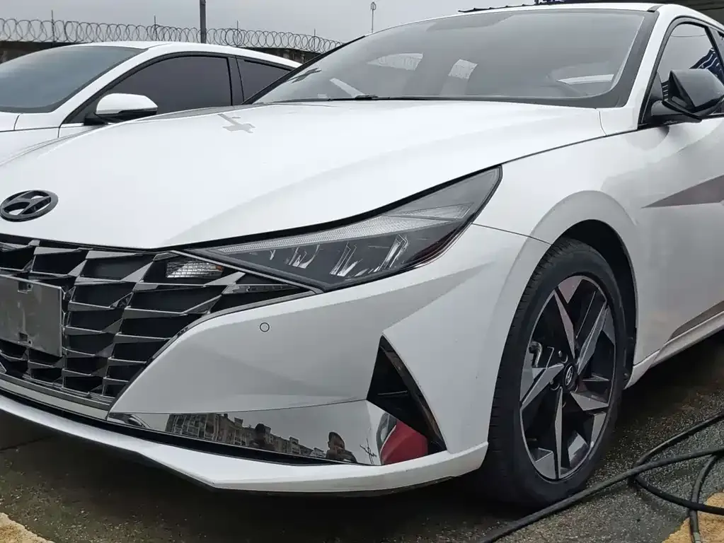Hyundai Elantra — фото 1