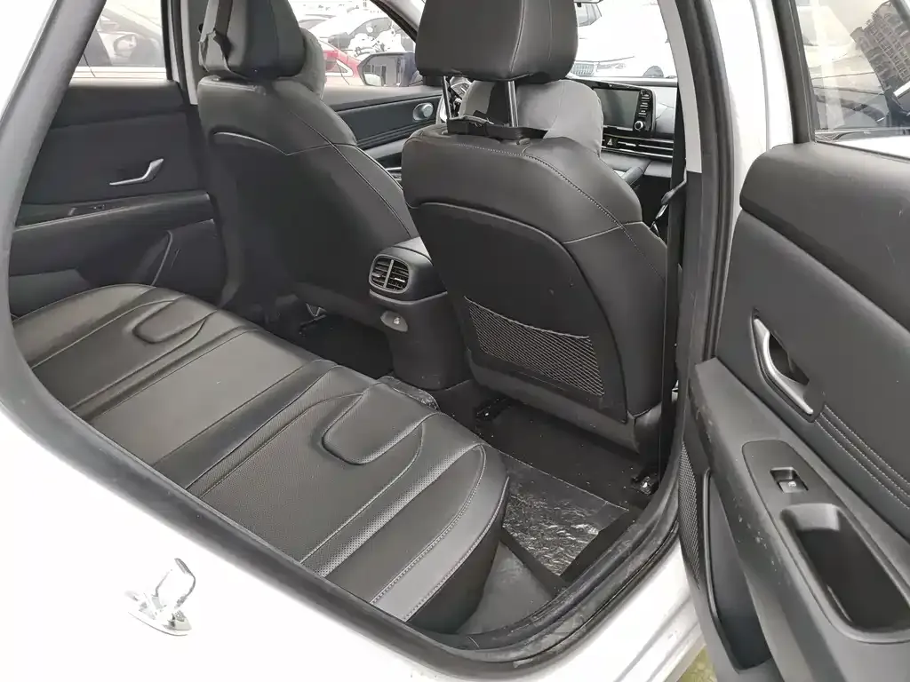 Hyundai Elantra — фото 10