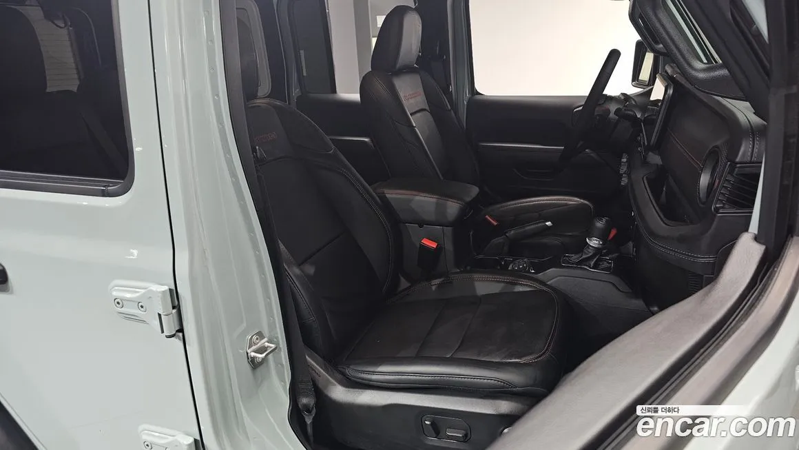 Jeep Wrangler — фото 10
