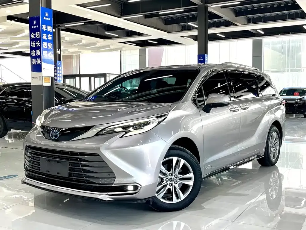 Toyota Sienna — фото 1