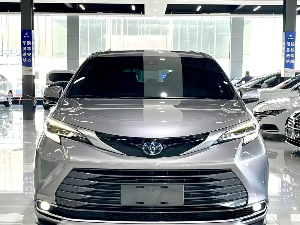 Toyota Sienna — фото 2