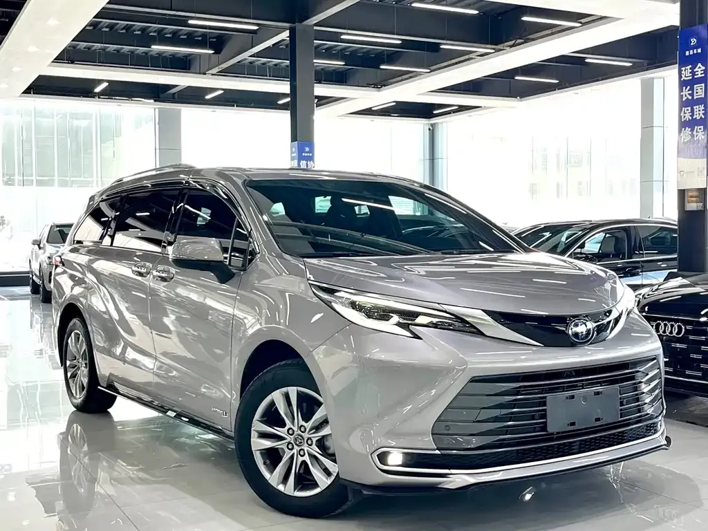Toyota Sienna — фото 3