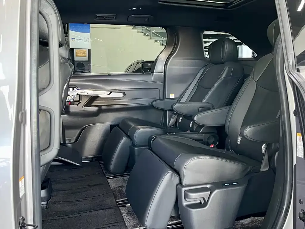 Toyota Sienna — фото 6