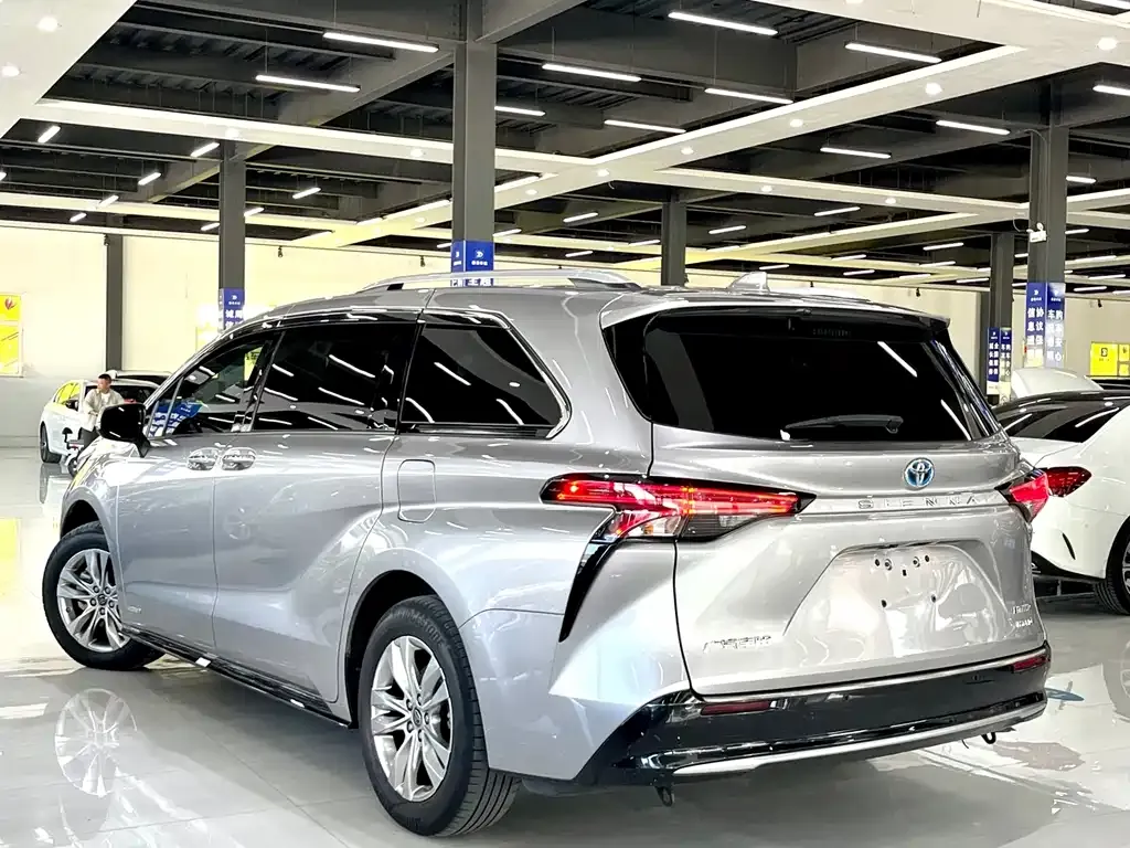 Toyota Sienna — фото 7