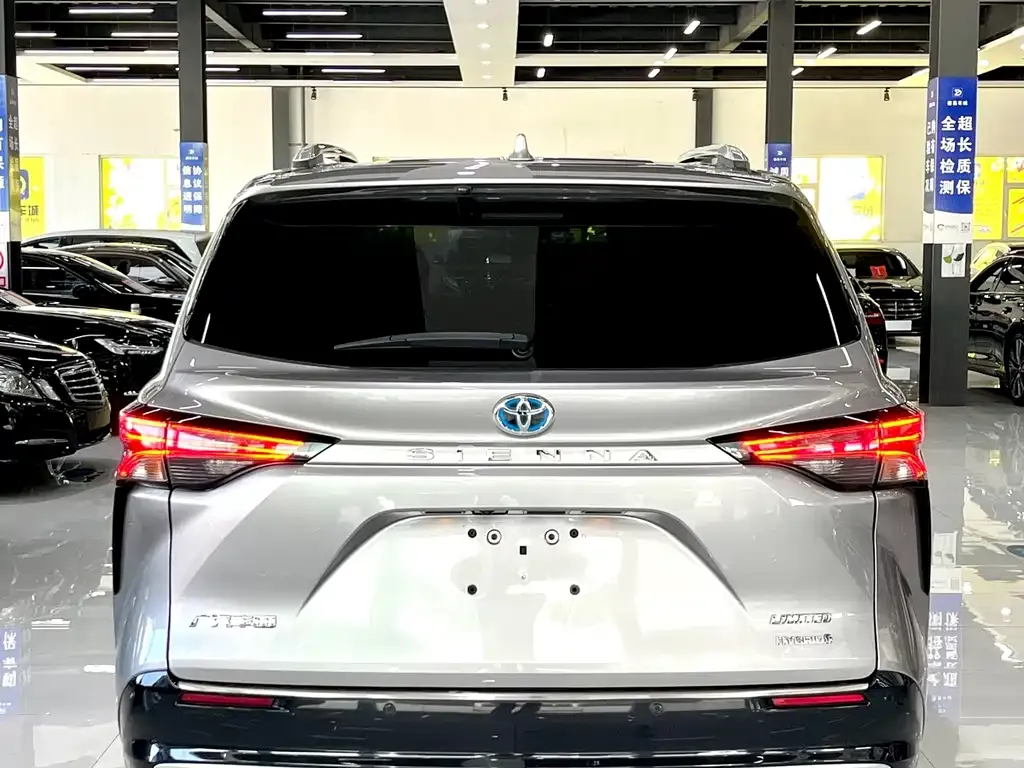 Toyota Sienna — фото 8