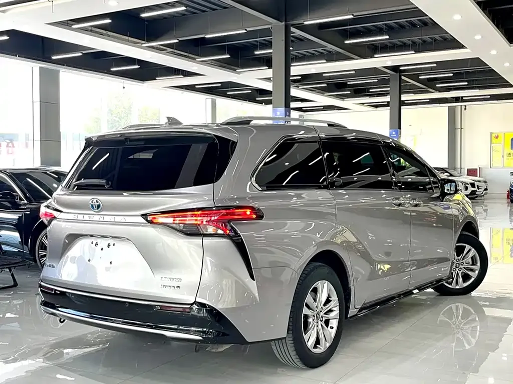 Toyota Sienna — фото 9
