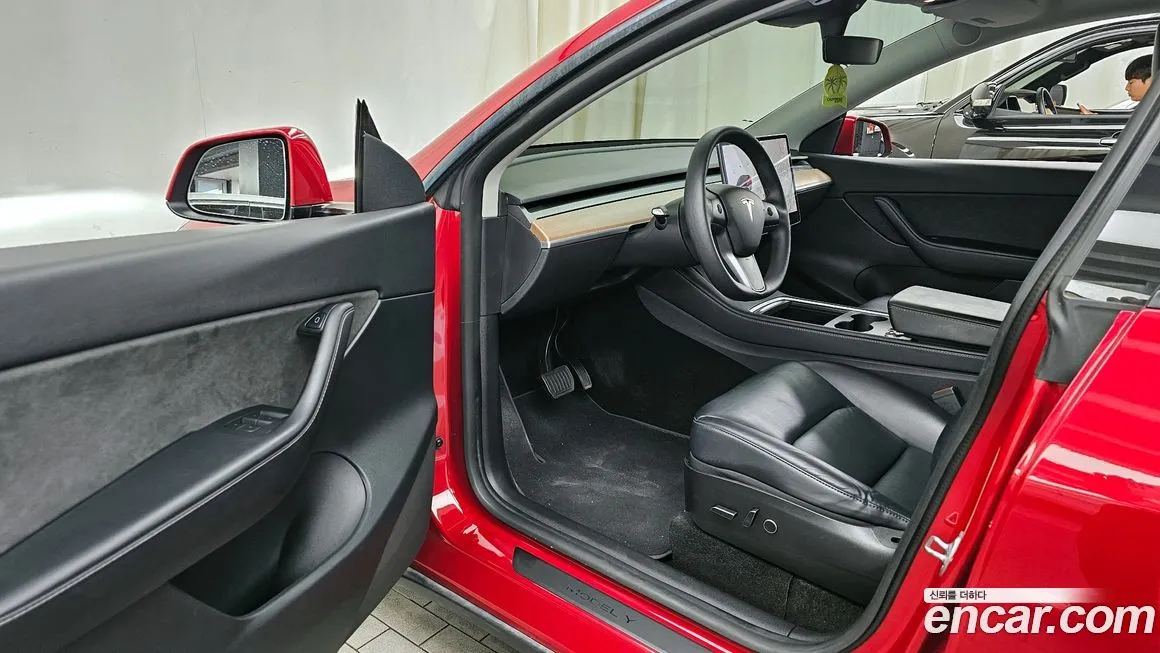 Tesla Model Y — фото 10