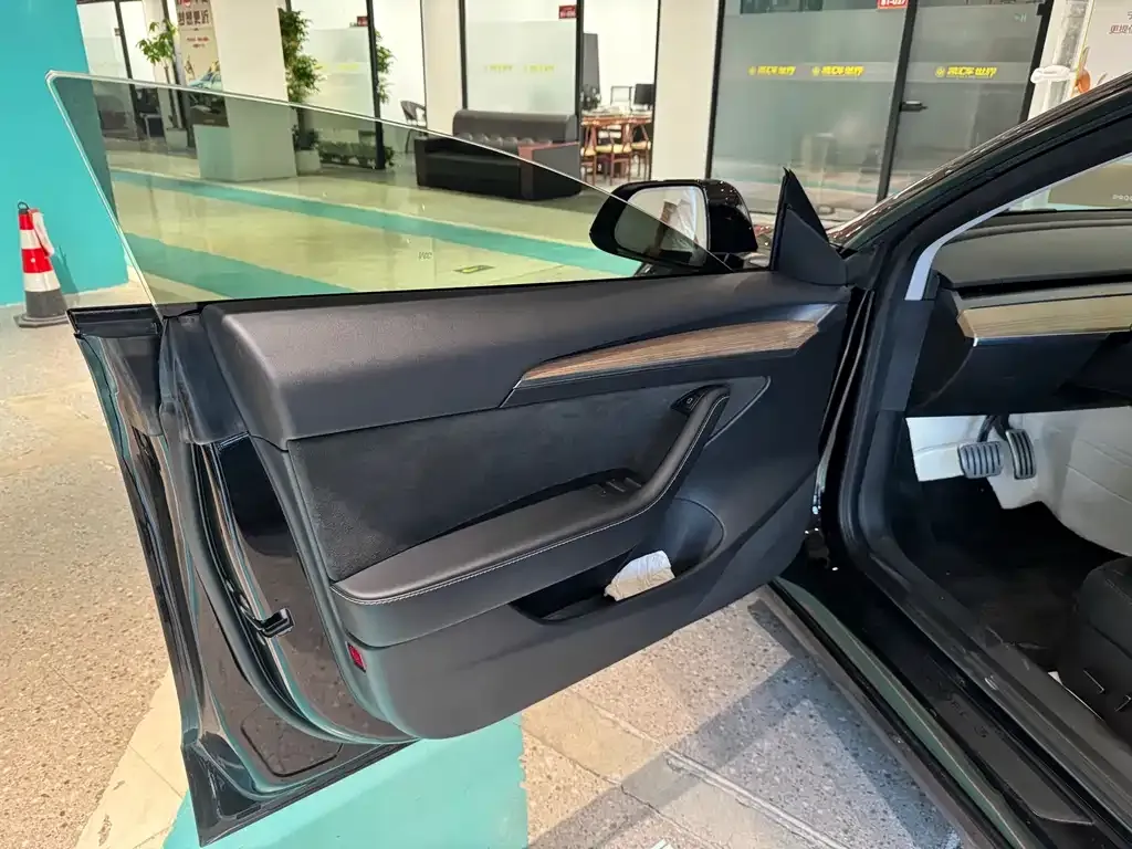 Tesla Model 3 — фото 4