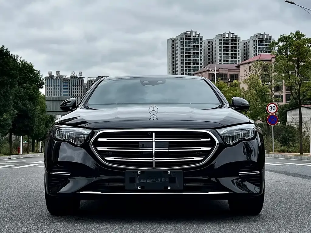 Mercedes-Benz E-Class — фото 1