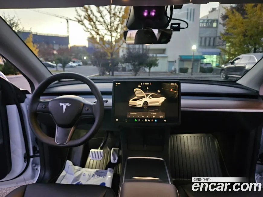 Tesla Model Y — фото 10