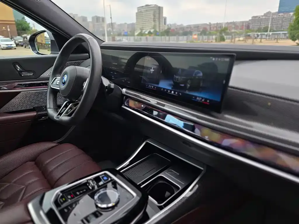 BMW i7 — фото 9