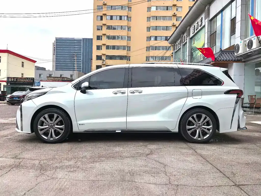 Toyota Sienna — фото 3