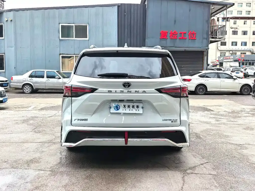 Toyota Sienna — фото 4