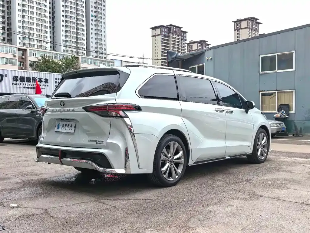 Toyota Sienna — фото 5