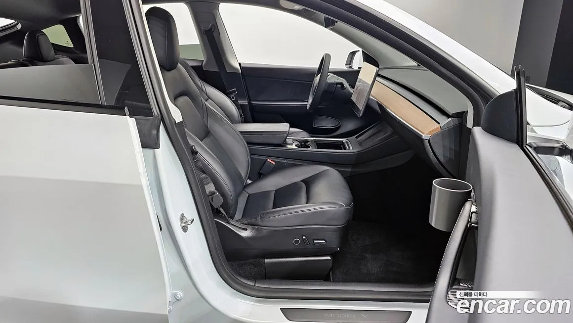 Tesla Model Y — фото 10
