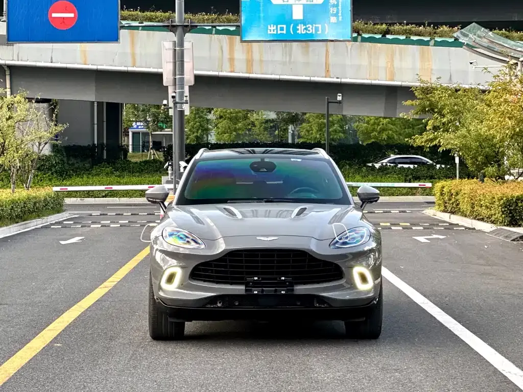Aston Martin DBX — фото 3