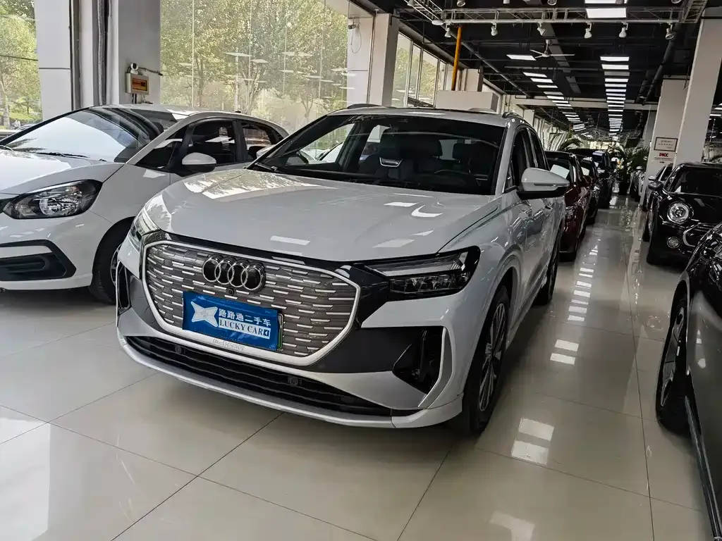 Audi Q4 e-tron — фото 1