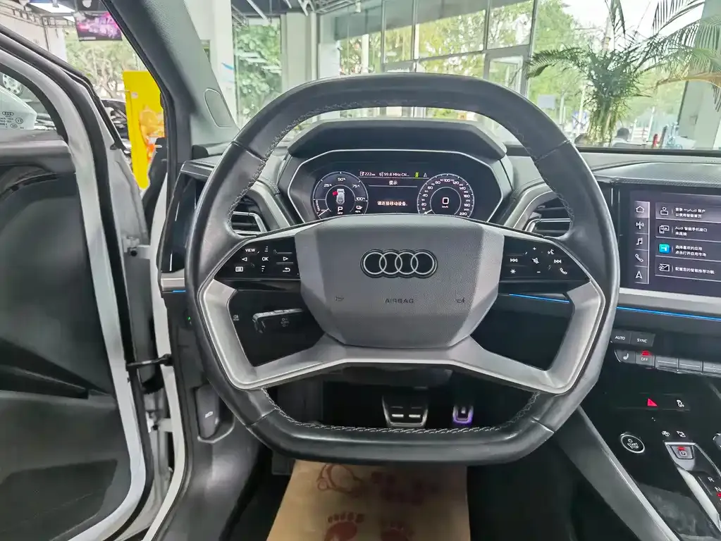 Audi Q4 e-tron — фото 10
