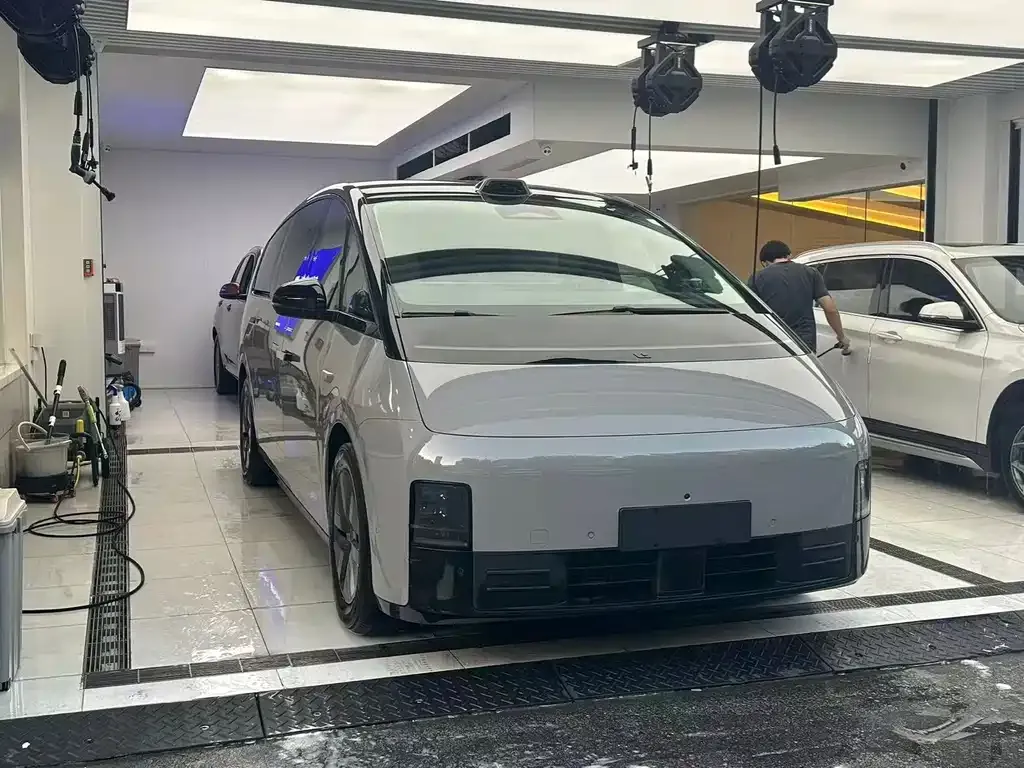 Li Auto MEGA — фото 2