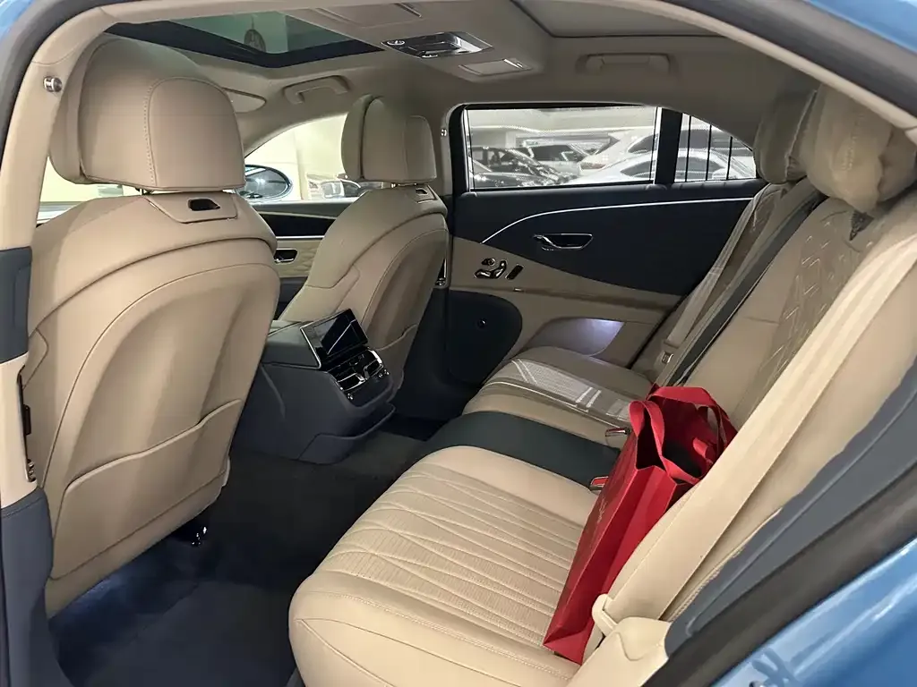 Bentley Flying Spur — фото 10