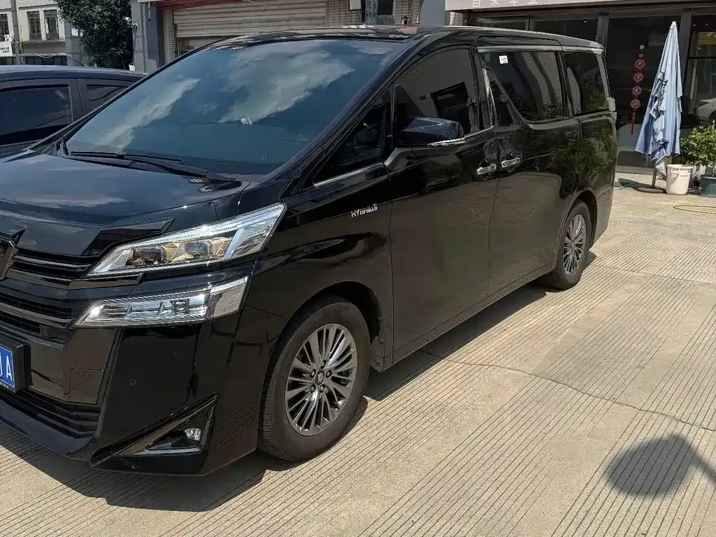 Toyota Vellfire — фото 1