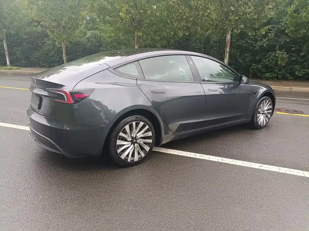 Tesla Model 3 — фото 7