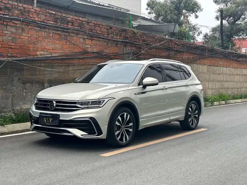 Volkswagen Tiguan L — фото 1