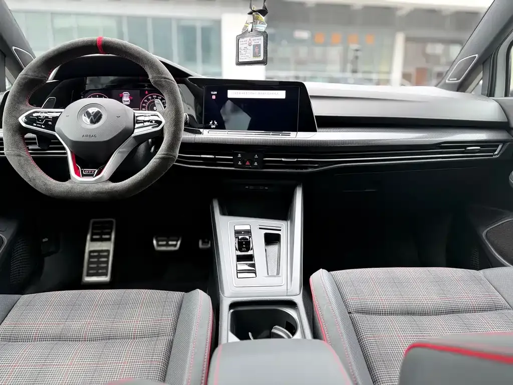 Volkswagen Golf GTI — фото 10