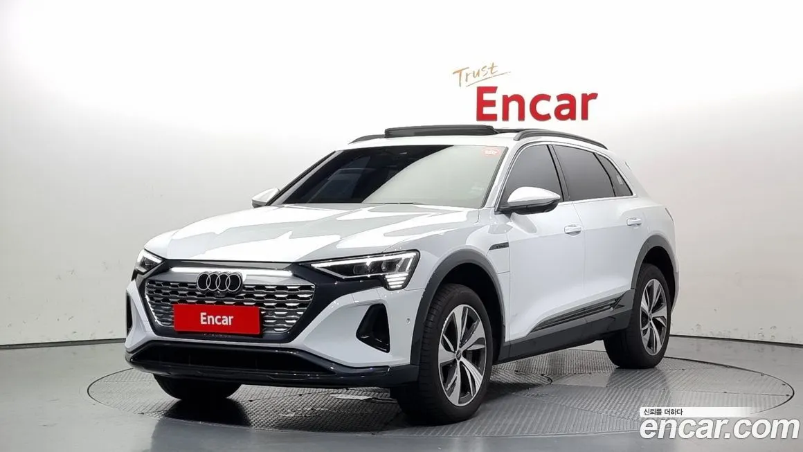 Audi Q8 e-tron — фото 1