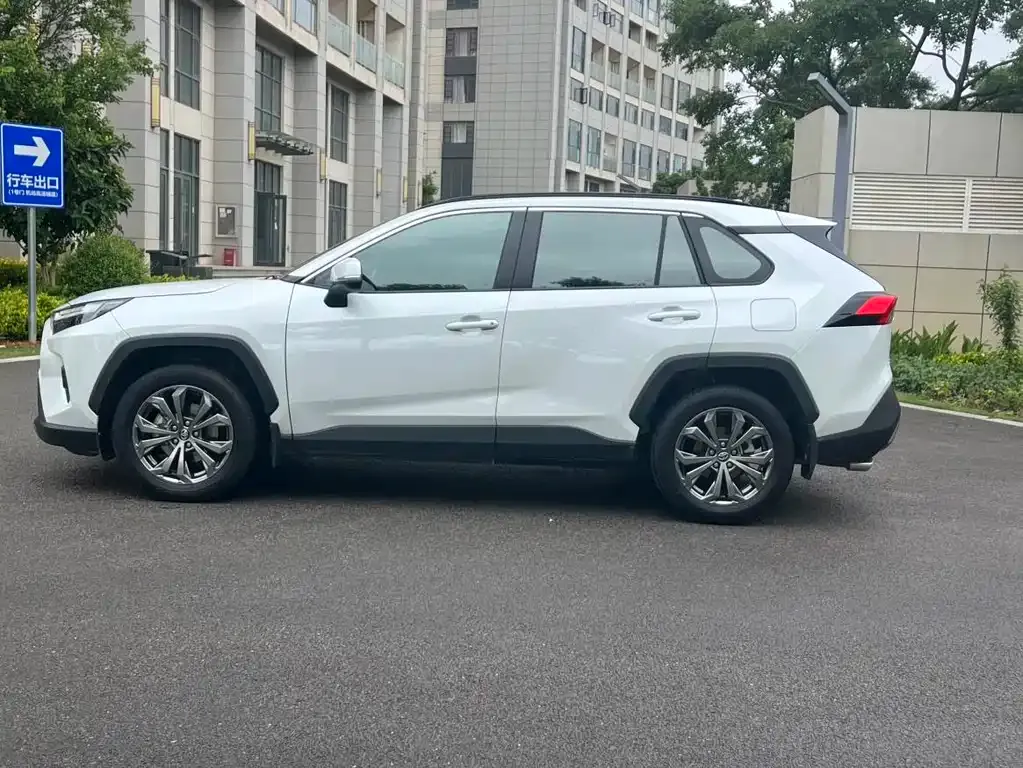 Toyota RAV4 — фото 3