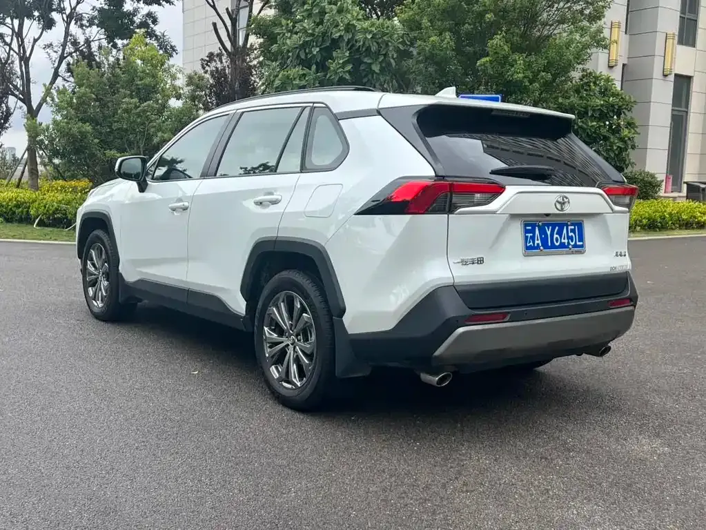 Toyota RAV4 — фото 7
