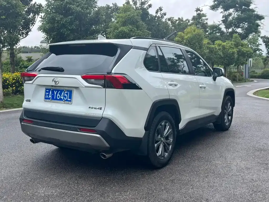 Toyota RAV4 — фото 8