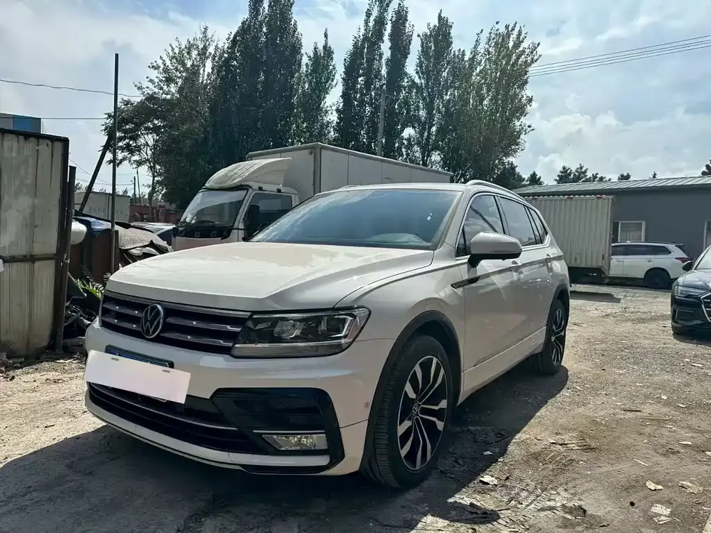 Volkswagen Tiguan L — фото 1