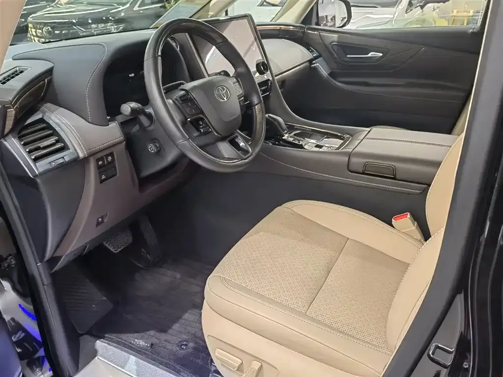 Toyota Alphard — фото 7