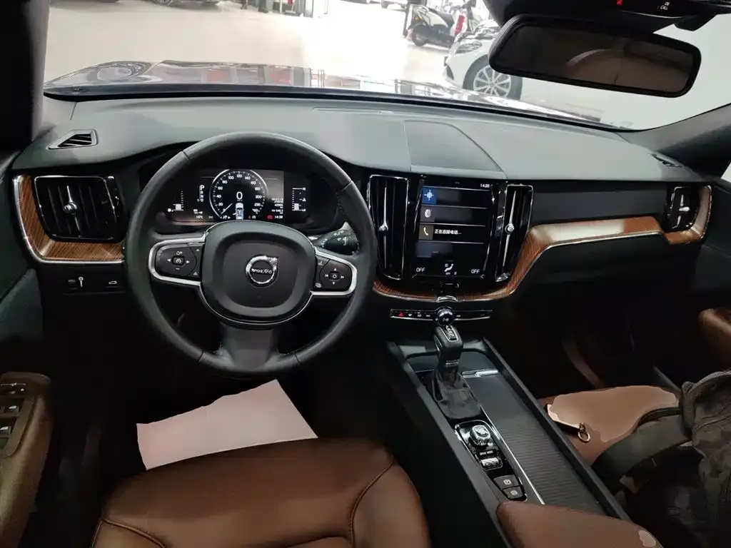 Volvo XC60 — фото 10