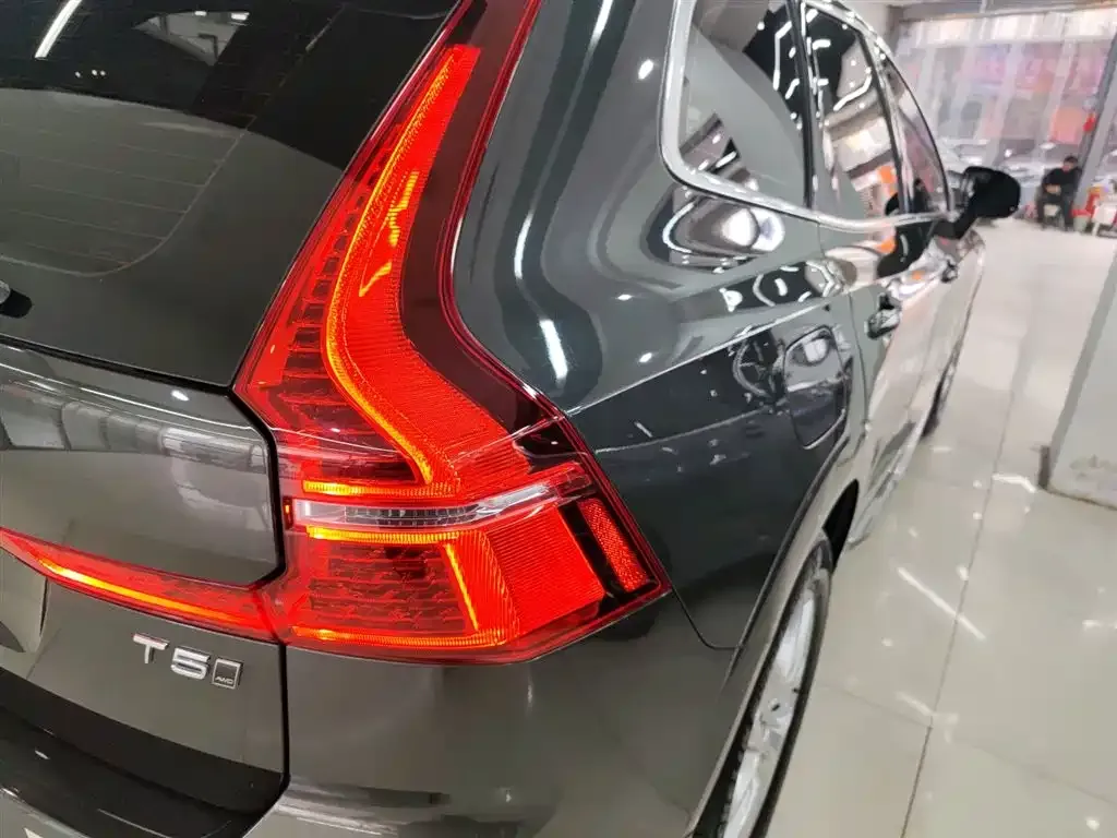 Volvo XC60 — фото 8