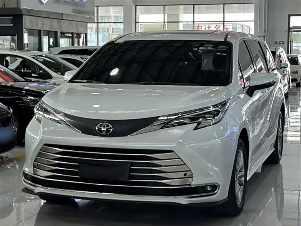 Toyota Sienna — фото 1