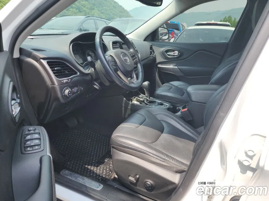 Jeep Cherokee — фото 10