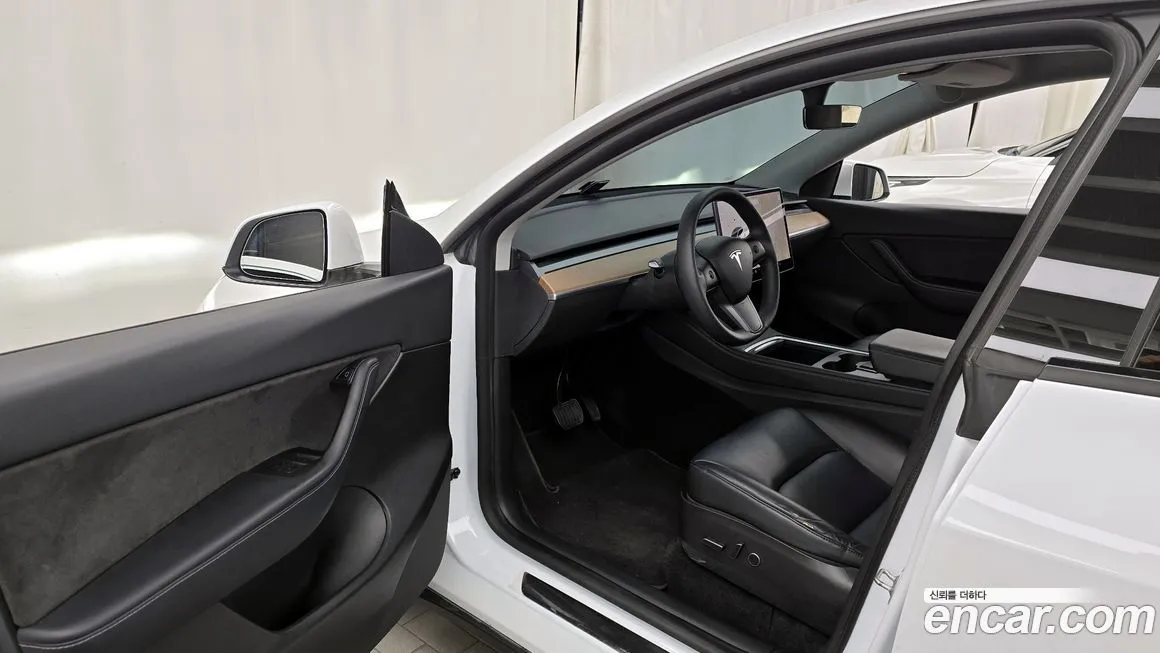 Tesla Model Y — фото 10