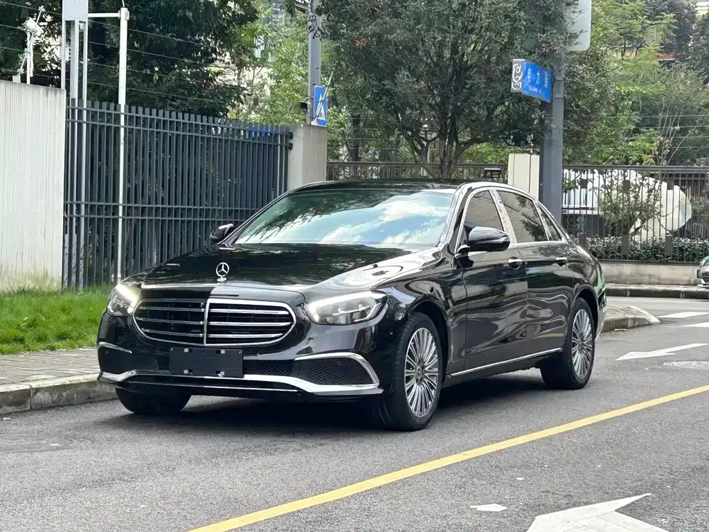 Mercedes-Benz E-Class — фото 1
