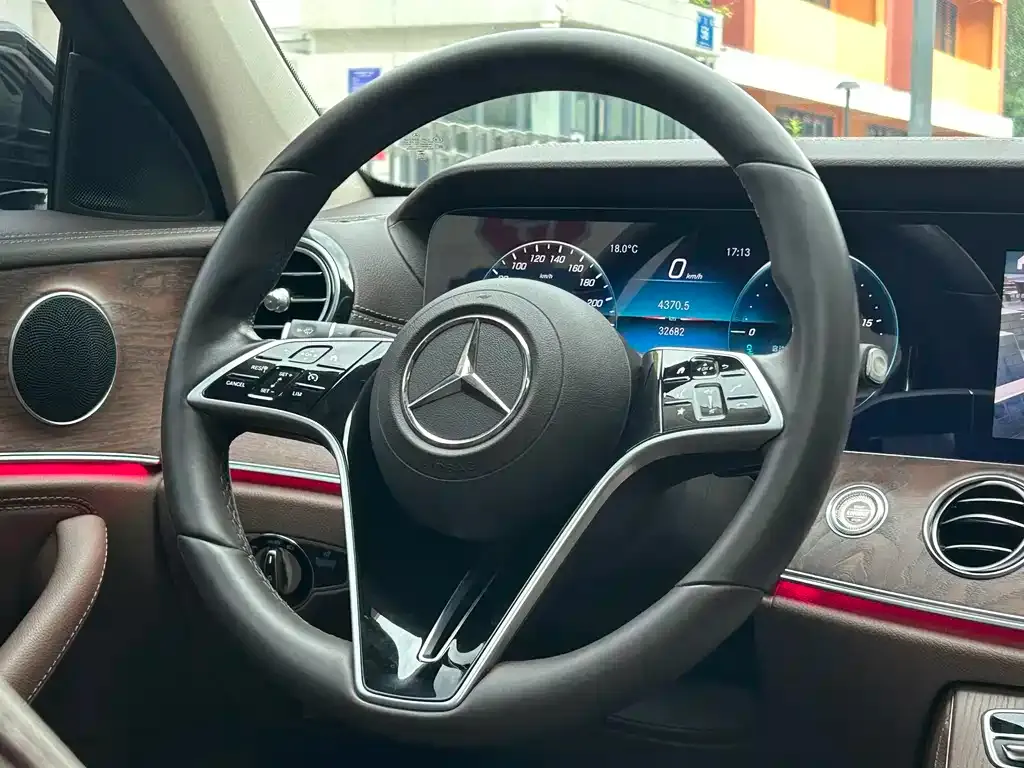 Mercedes-Benz E-Class — фото 4
