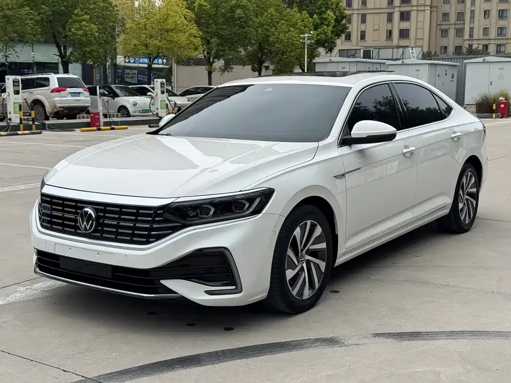 Volkswagen Passat New Energy — фото 1