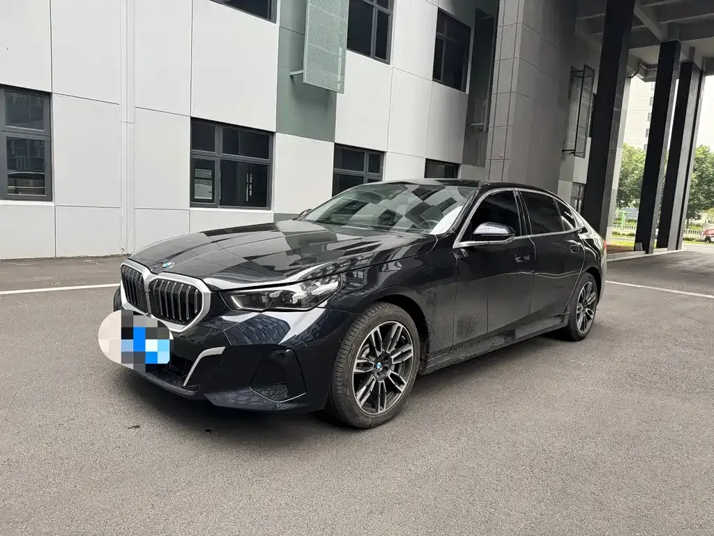BMW 5 Series — фото 1